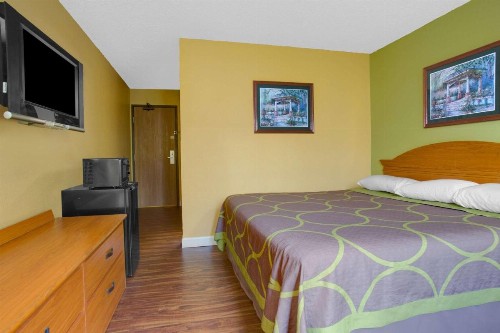 Super 8 by Wyndham Gainesville - image 10