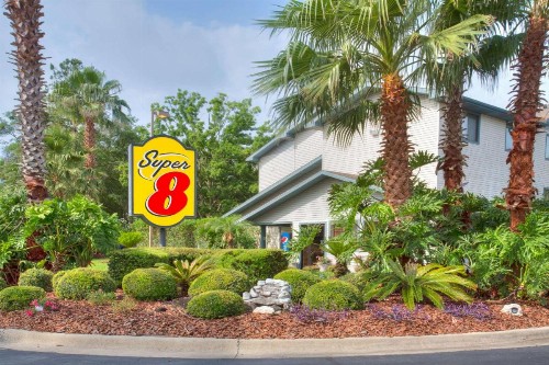 Super 8 by Wyndham Gainesville - image 2