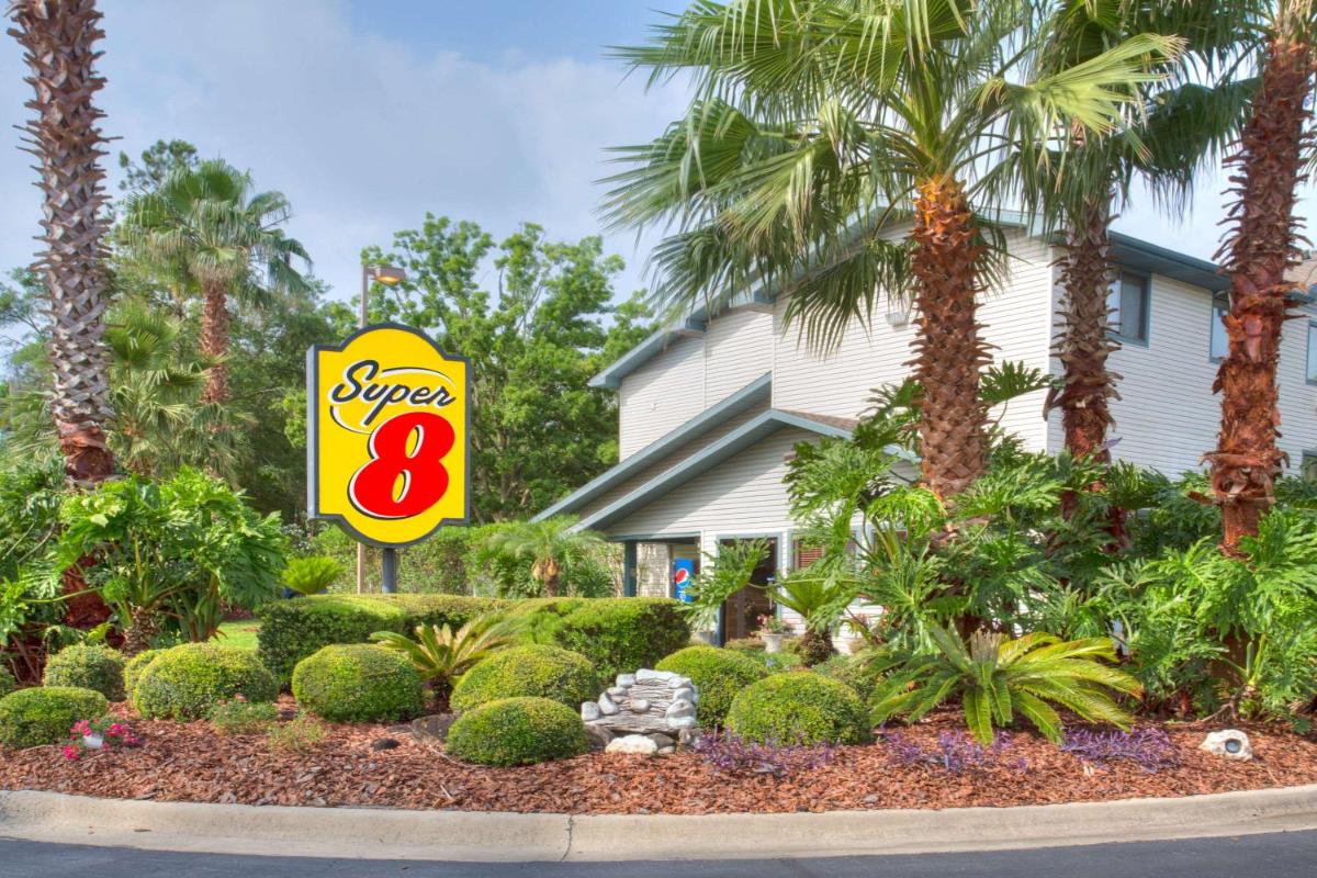 Super 8 by Wyndham Gainesville - image 2