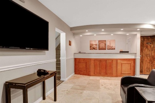 Super 8 by Wyndham Gainesville - image 3