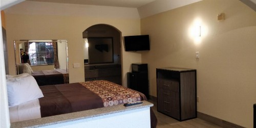 Regency Inn and Suites Galena Park - image 7