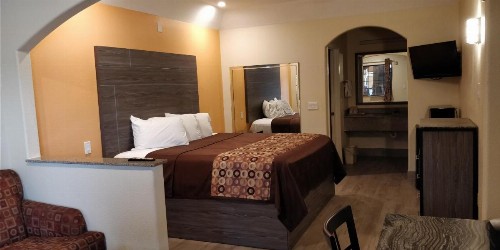 Regency Inn and Suites Galena Park - image 9
