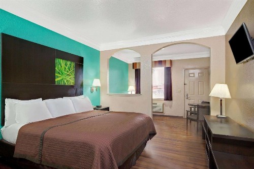Super 8 by Wyndham Galveston - image 10