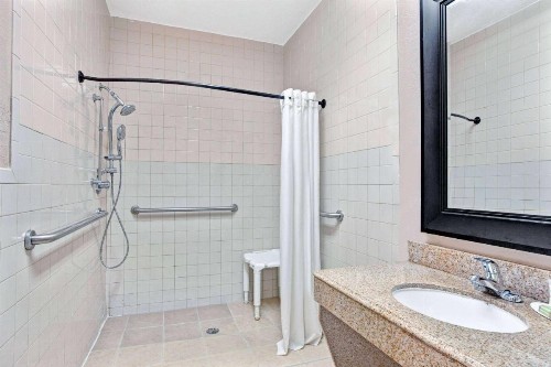Super 8 by Wyndham Galveston - image 11