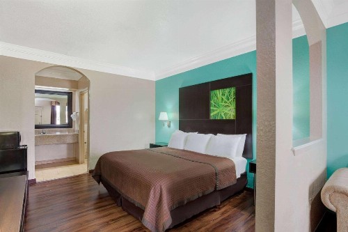 Super 8 by Wyndham Galveston - image 12