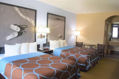 Super 8 by Wyndham Galveston - image 15