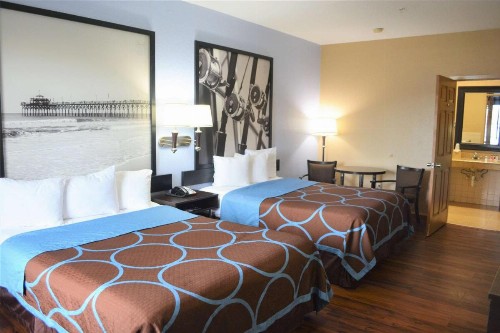 Super 8 by Wyndham Galveston - image 16