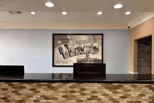 Super 8 by Wyndham Galveston - image 18