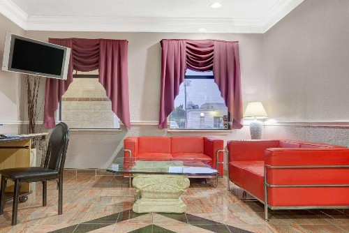 Super 8 by Wyndham Galveston - image 2