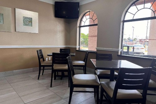 Super 8 by Wyndham Galveston - image 20