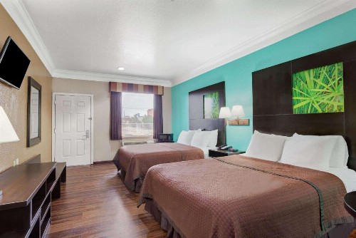 Super 8 by Wyndham Galveston - image 21