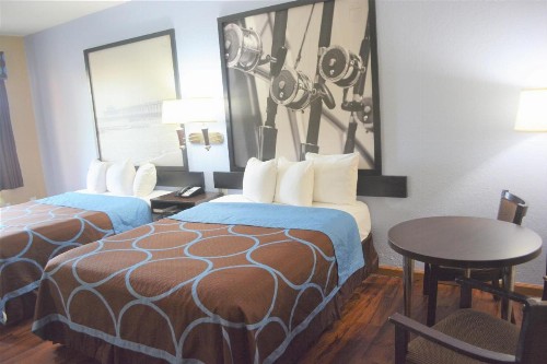 Super 8 by Wyndham Galveston - image 23