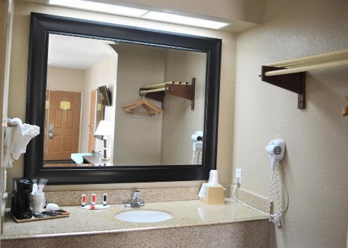 Super 8 by Wyndham Galveston - image 28