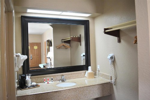 Super 8 by Wyndham Galveston - image 29