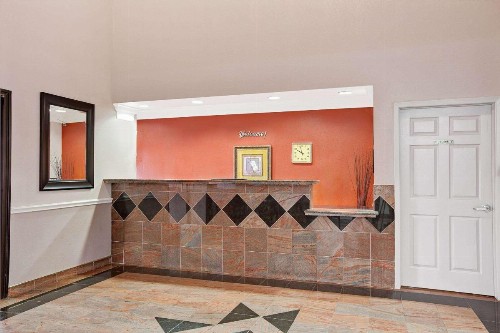 Super 8 by Wyndham Galveston - image 3
