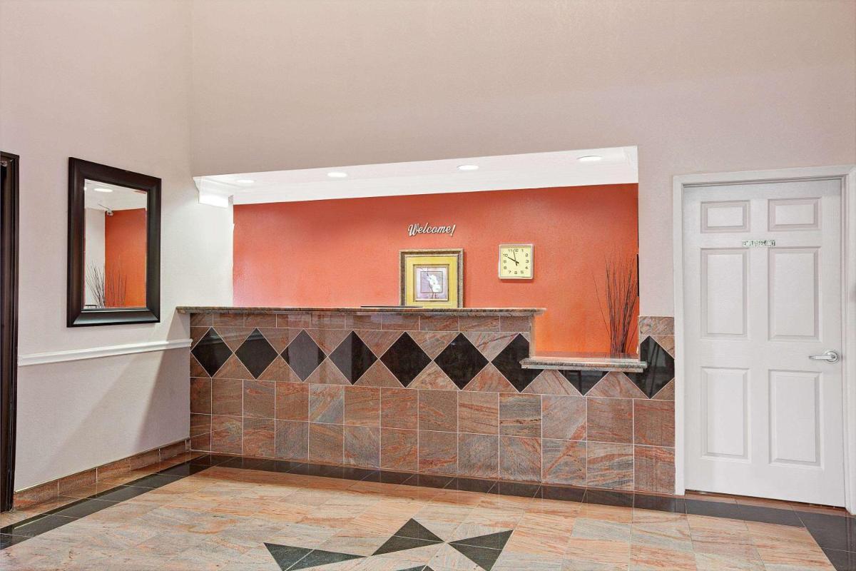 Super 8 by Wyndham Galveston - image 3