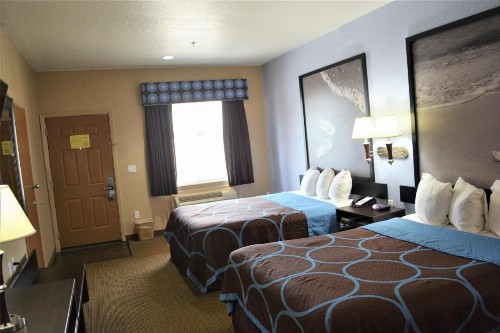 Super 8 by Wyndham Galveston - image 30