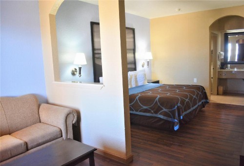 Super 8 by Wyndham Galveston - image 31