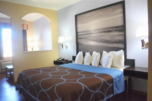 Super 8 by Wyndham Galveston - image 35