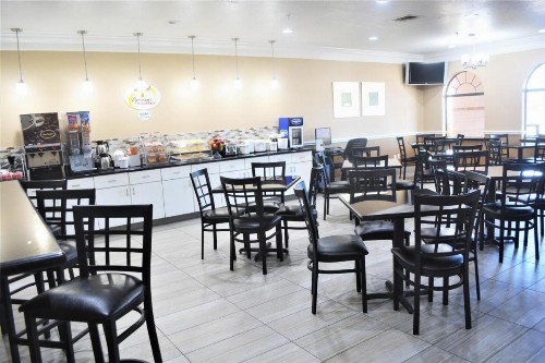 Super 8 by Wyndham Galveston - image 37
