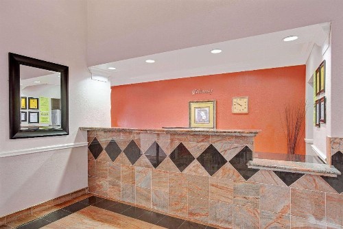 Super 8 by Wyndham Galveston - image 4