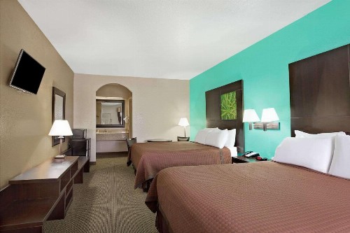 Super 8 by Wyndham Galveston - image 6