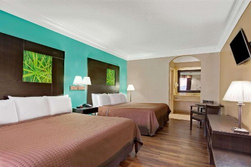 Super 8 by Wyndham Galveston - image 9