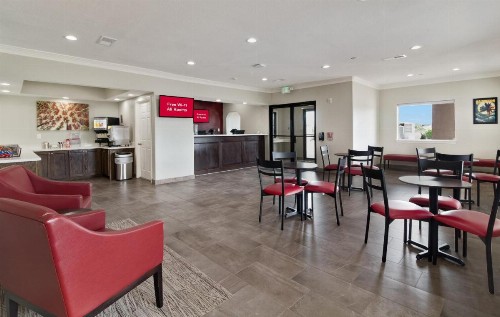 Red Roof Inn PLUS + Galveston - Beachfront - image 10