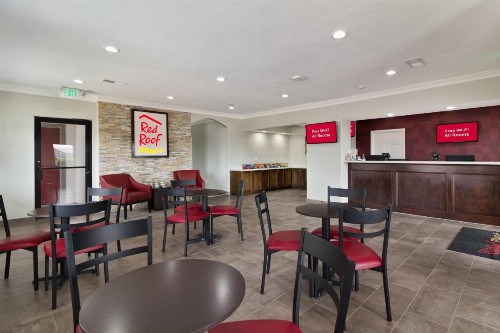 Red Roof Inn PLUS + Galveston - Beachfront - image 11