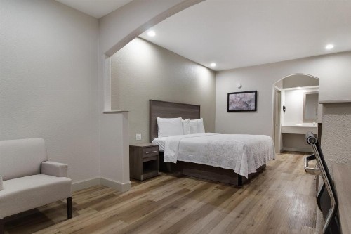 Red Roof Inn PLUS + Galveston - Beachfront - image 17