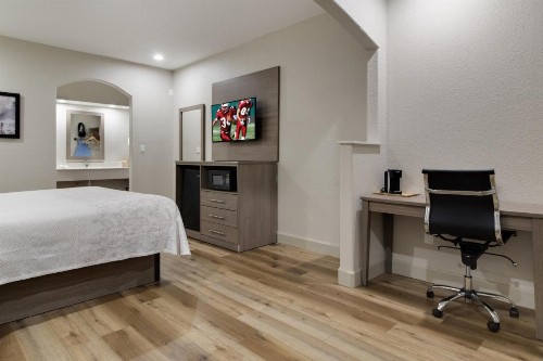 Red Roof Inn PLUS + Galveston - Beachfront - image 18
