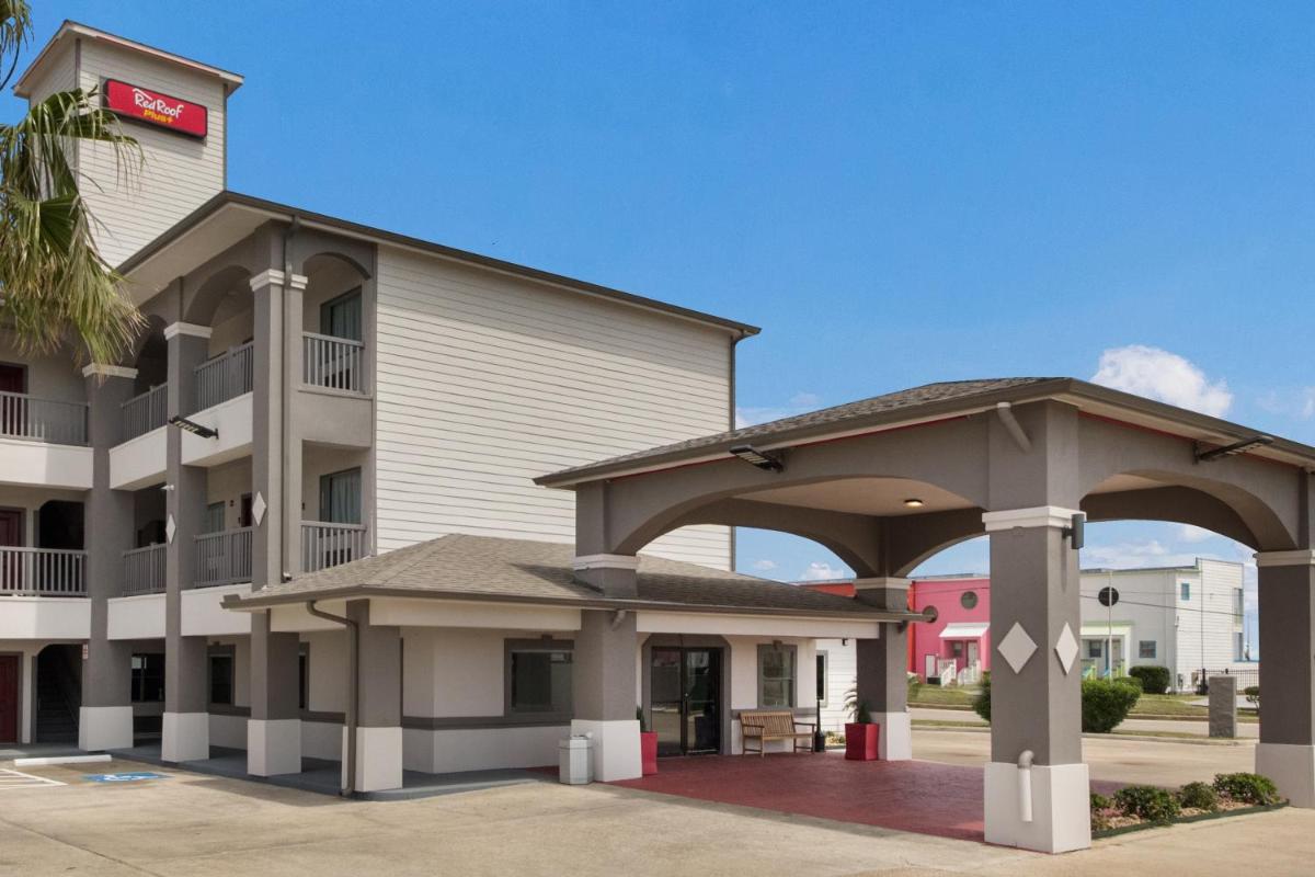 Red Roof Inn PLUS + Galveston - Beachfront - image 2