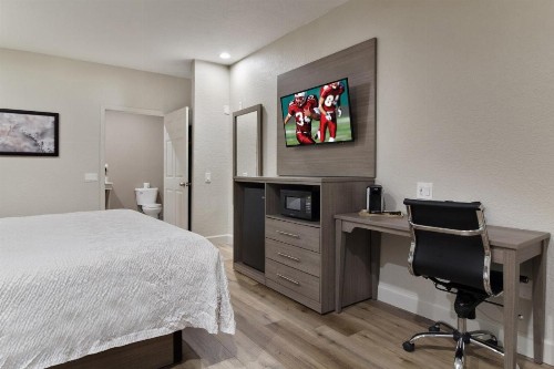 Red Roof Inn PLUS + Galveston - Beachfront - image 29