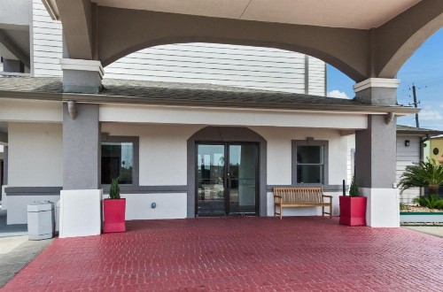 Red Roof Inn PLUS + Galveston - Beachfront - image 3