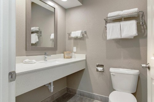 Red Roof Inn PLUS + Galveston - Beachfront - image 30