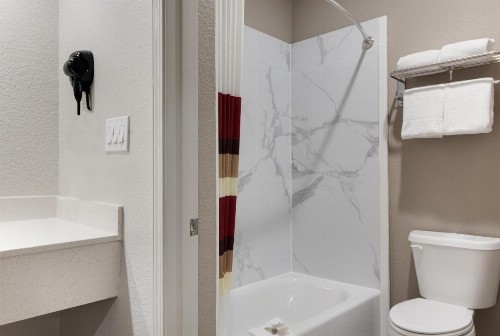 Red Roof Inn PLUS + Galveston - Beachfront - image 31