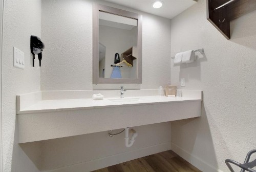 Red Roof Inn PLUS + Galveston - Beachfront - image 32
