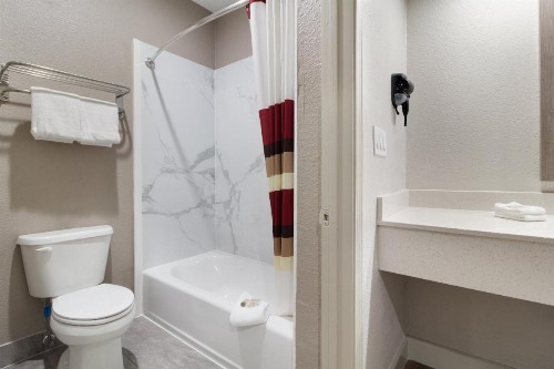 Red Roof Inn PLUS + Galveston - Beachfront - image 33