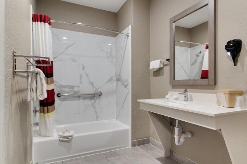 Red Roof Inn PLUS + Galveston - Beachfront - image 34