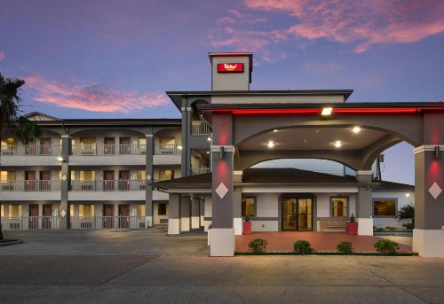Red Roof Inn PLUS + Galveston - Beachfront - image 4