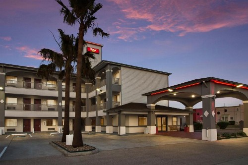 Red Roof Inn PLUS + Galveston - Beachfront - image 5