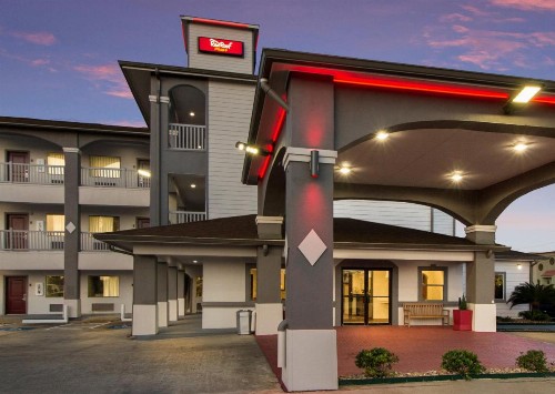 Red Roof Inn PLUS + Galveston - Beachfront - image 6