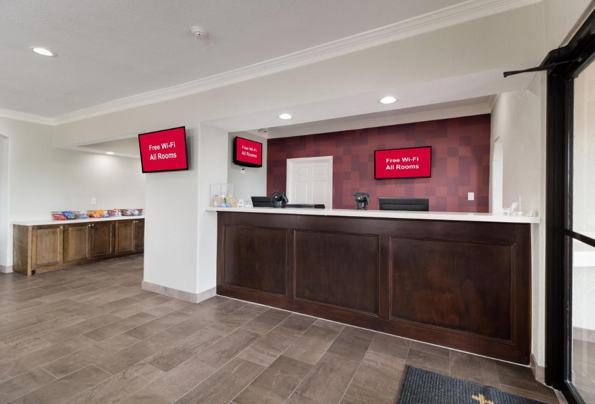Red Roof Inn PLUS + Galveston - Beachfront - image 7