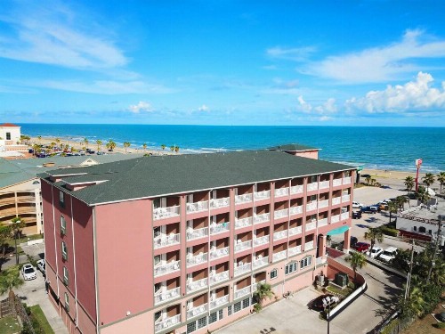 Quality Inn & Suites Beachfront - image 1