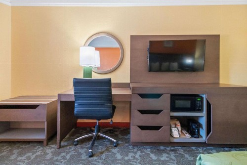 Quality Inn & Suites Beachfront - image 17