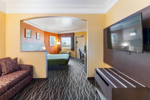 Quality Inn & Suites Beachfront - image 38
