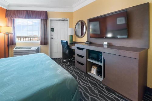 Quality Inn & Suites Beachfront - image 45