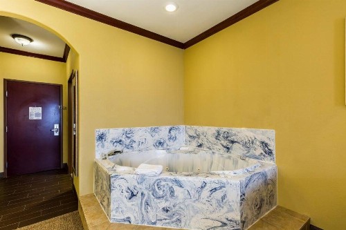 Comfort Suites Galveston - image 37