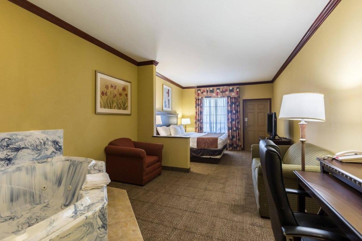 Comfort Suites Galveston - image 4