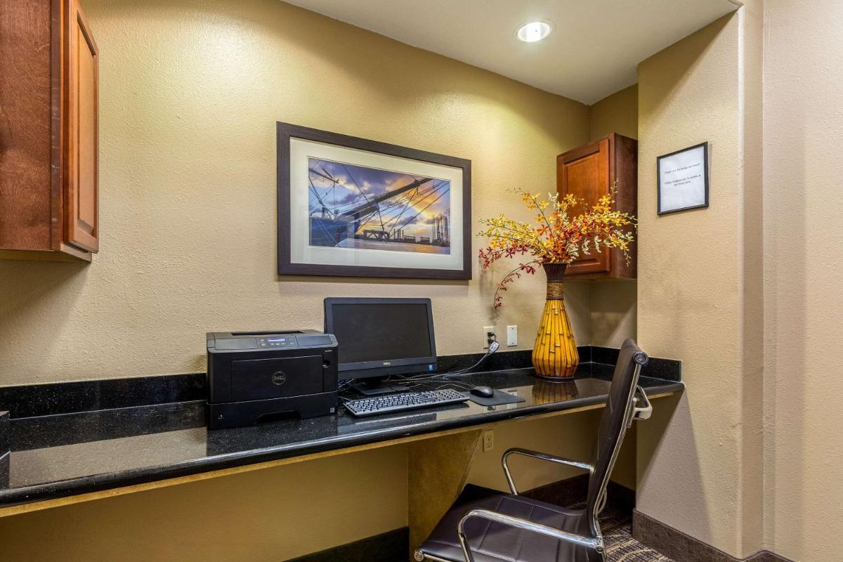 Comfort Suites Galveston - image 5
